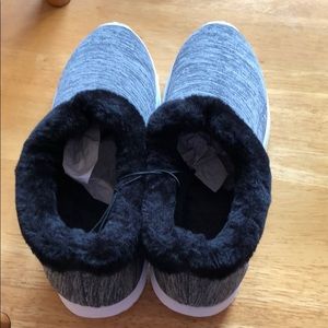 Never worn comfy shoes/synthetic fur lining. 7M